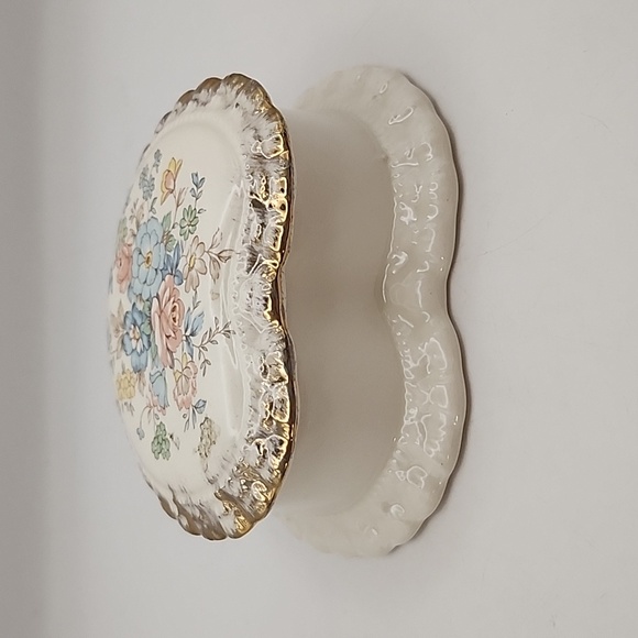 Vintage Ceramic Heart Trinket Box 4" X 4" X 1.5" - Picture 4 of 9